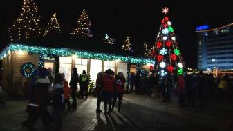 В Даугавпилсе начались рождественские и новогодние праздники (ВИДЕО)