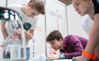 Jauniešu interese par fiziku pieaug – katra ceturtā skola pieteikusies konkursam “FIZMIX Eksperiments”