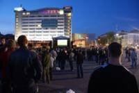 Горожанам понравилось смотреть футбол на экране на площади Виенибас
