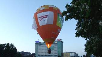 На площади Виенибас даугавпилчан катали на воздушном шаре (ВИДЕО)