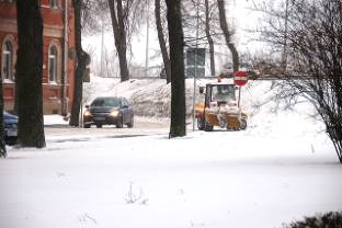 Началась уборка улиц от снега и наледи