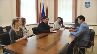 Представители Молодёжной думы Даугавпилса встретились с председателем городской думы Рихардом Эйгимом (ВИДЕО)
