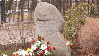У мемориального камня вспоминали трагические события 1949-го года  (ВИДЕО)