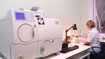 В Даугавпилсской региональной больнице открылась новая микробиологическая лаборатория (ВИДЕО)