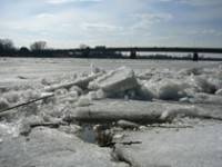 Спасательная служба предупреждает, что ходить по льду опасно