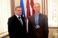 В думе поздравили Чемпиона мира по триатлону Анатолия Левшу