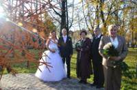 Молодожены и пара, отмечающая золотую свадьбу, открыли «Дерево любви».