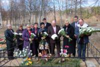 Депутаты возложили цветы на могилу Григория Немцова