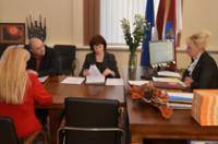 Žanna Kulakova sasauca darba sanāksmi par bērnu un jauniešu vasaras nodarbinātības programmas gaitu