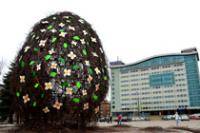 На площади Виенибас установлено Пасхальное яйцо высотой 4,5 метра