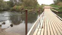 Вандалы не пощадили мост через речку Лауцесе (ВИДЕО)