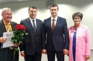 Руководитель строительной фирмы ''Daugavpils būvmehanizācija” Иосиф Реут получил приз в строительном конкурсе