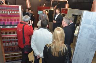 Перед  заседанием думы, на котором решался вопрос  о ценах  на посещение Музея  шмаковки, депутаты осмотрели  новую экспозицию