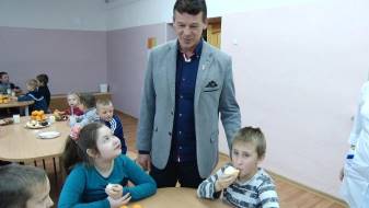 Рихард Эйгим проверил качество питания в школах (ВИДЕО)