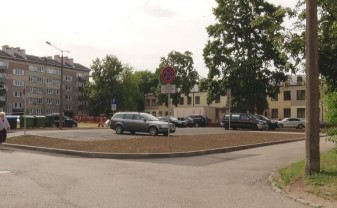 Жители многоквартирных домов начали расширять автостоянки во дворах (ВИДЕО)