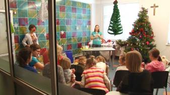 В канун Нового года в Даугавпилсской региональной больнице поздравляли детей и взрослых  (ВИДЕО)