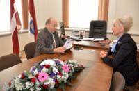 Председатель Даугавпилсской Думы и президент Ассоциации торговцев заключили соглашение о сотрудничестве с целью развития предпринимательской деятельности