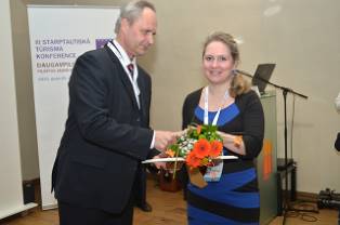Starptautiskās tūrisma konferences laikā tika apbalvoti uzvarētāji konkursā “Daugavpils labākā tūristu mītne 2014” un pasniegti gidu sertifikāti