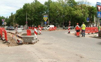 Завершаются ремонтные работы на ул. Виестура в районе городской поликлиники (ВИДЕО)