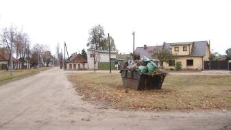 Даугавпилсское самоуправление помогает жителям убрать зелёную массу (ВИДЕО)